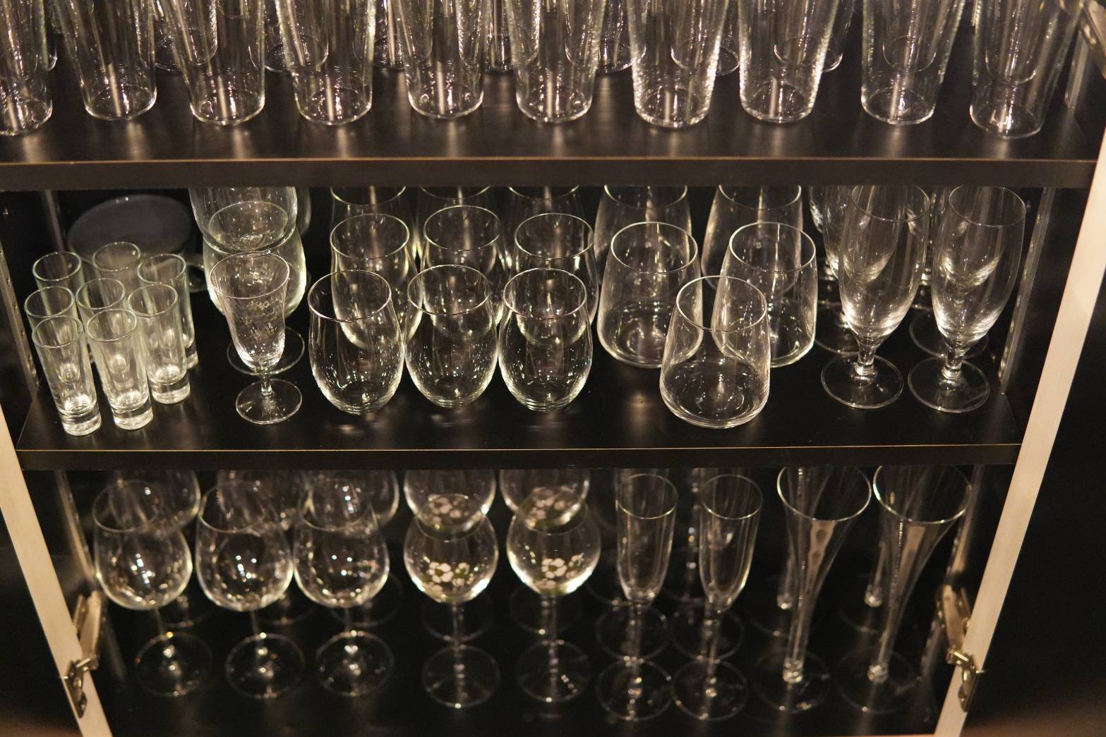 新宿二丁目ニューハーフスナック花りんの店内で、グラスを丁寧に洗って準備している様子