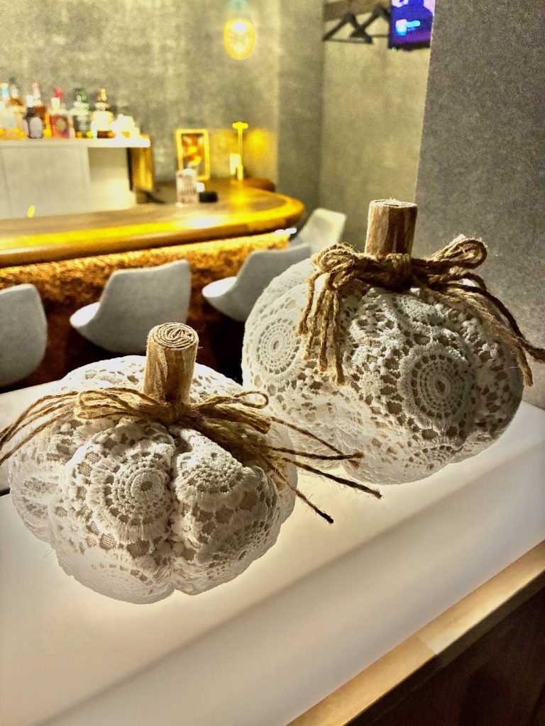 外看板のハロウィンライトと、店内に飾られた手作り風の白いかぼちゃ。10月らしい季節感を添えた新宿二丁目・花りんの店内装飾
